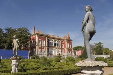 El palacio visto desde los jardines